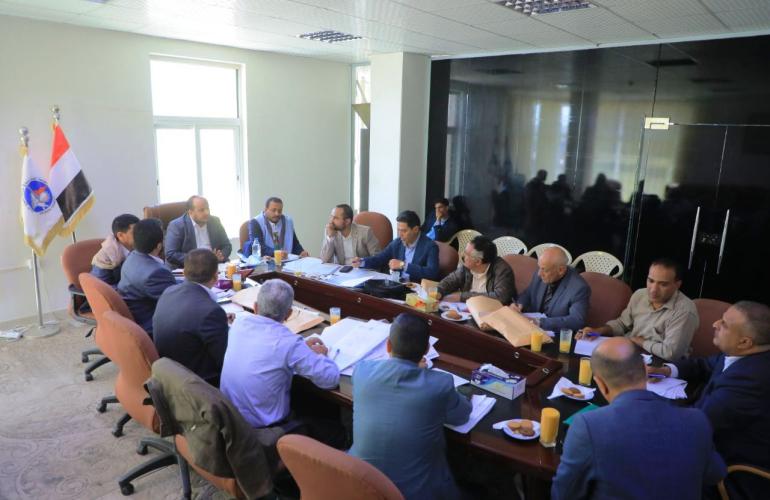 اجتماع برئاسة وزير الصناعة يناقش خطط تطوير أداء مؤسسة الاسمنت