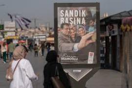 الليرة التركية تنخفض بعد اكتساح أحزاب المعارضة للانتخابات البلدية