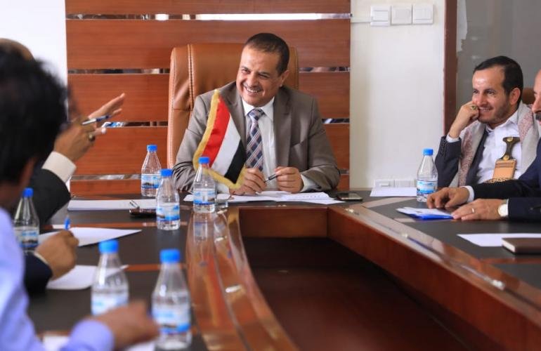 وزير الصناعة يؤكد توجه الوزارة للخدمات المالية الالكترونية 