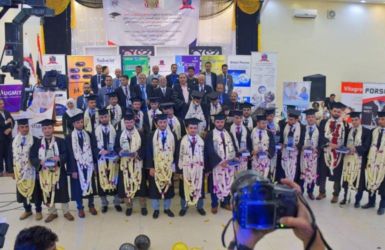 في حفل بهيج شهدته العاصمة صنعاء صباح اليوم الخميس.. الجامعة الإماراتية الدولية تحتفي بتخريج الدفعة الأولى طب بشري من كلية الطب والعلوم الصحية بالجامعة 