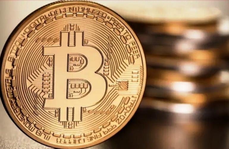 البيتكوين توسع مكاسبها بعد عودتها للارتفاع فوق مستوى 30 ألف دولار