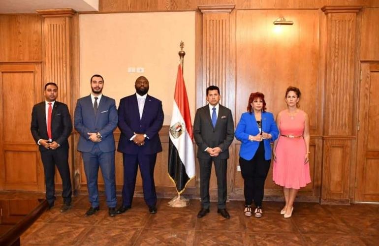 وزير الشباب المصري يلتقي مجموعة من المستثمرين الأجانب لبحث فرص الاستثمار في المنشآت الرياضية