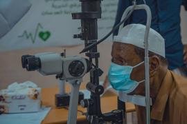 العون المباشر تدشن مخيماً لمكافحة العمى في حضرموت