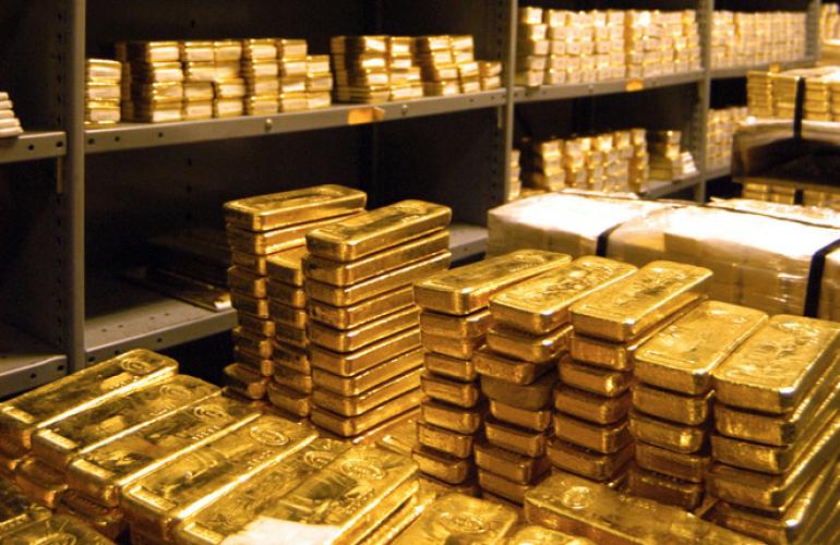 الذهب يفتتح التداولات على ارتفاع في أسبوع بيانات التضخم