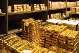 الذهب يفتتح التداولات على ارتفاع في أسبوع بيانات التضخم