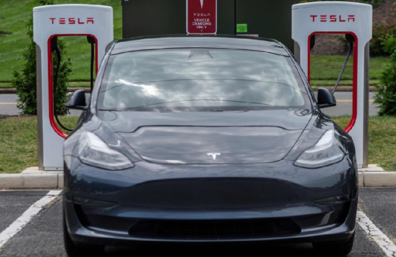 اخيرا.. "تيسلا" تدخل نادي التريليون دولار