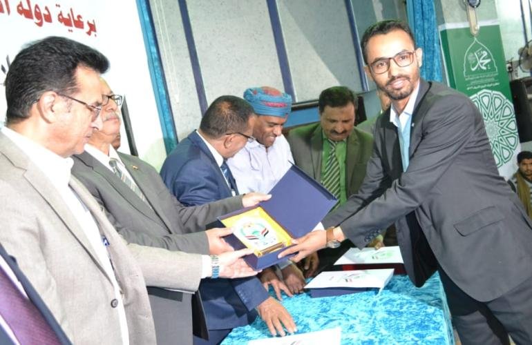 رئيس حكومة صنعاء يكرم الجامعة اللبنانية بدرع أفضل بيئة تعليمية يمنية