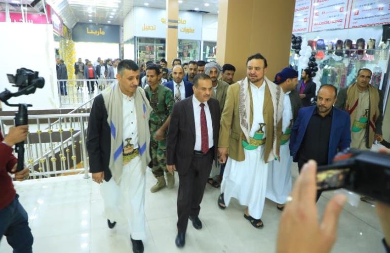 وزير الصناعة وأمين العاصمة يفتتحان مشروع أون تايم مول في منطقة مذبح بمديرية معين