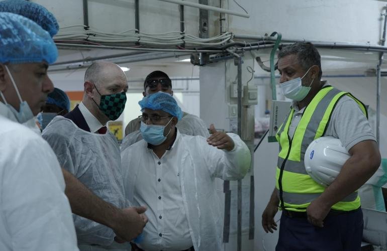 السفير البريطاني يزور عددا من الشركات في عدن ويطلع على عمليات الإنتاج في الشركة اليمنية للمطاحن وصوامع الغلال