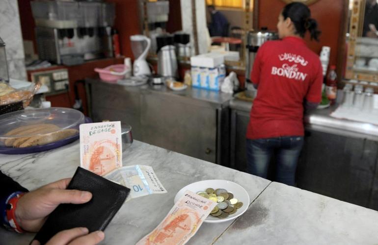 البنوك التونسية تواجه ضغوطا لتمويل أجور الموظفين والموازنة