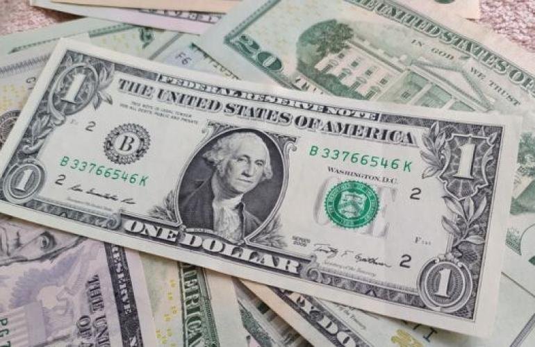 خبير اقتصادي  يحدد عُملة لها تأثير على الدولار