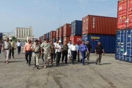 وزير النقل يتفقد ساحات محطة الحاويات وتنظيم دخول السفن وتفريغ البضائع