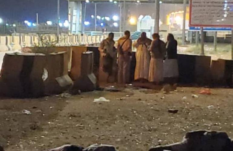 مئات الحجاج اليمنيين العالقين في منفذ الوديعة يناشدون السلطة السعودية بتسريع إجراءات عبورهم