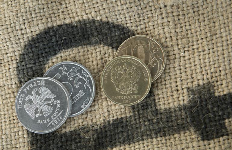 بعد تراجع العملة الروسية إلى أدنى مستوى في أكثر من عام.. ماذا ينتظر الروبل؟