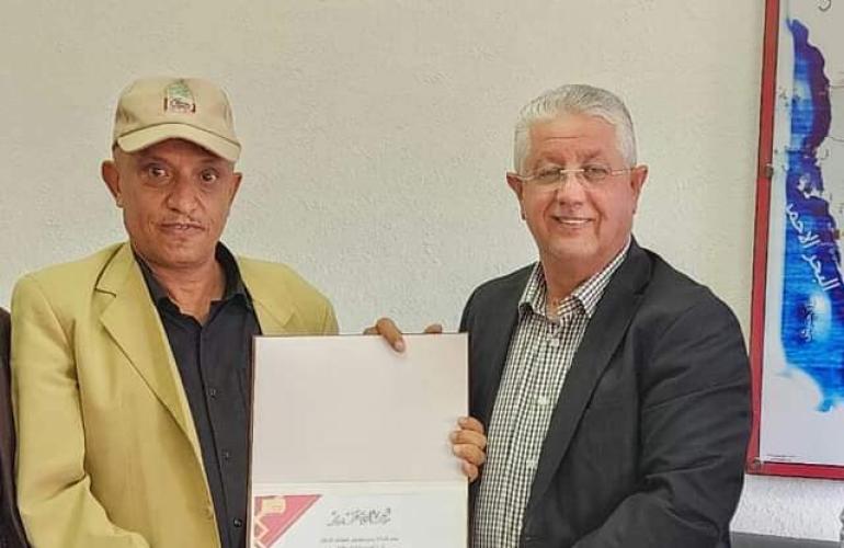 شركة يمن موبايل تُكرم المدرب الوطني باسم عبد الحفيظ العريقي.