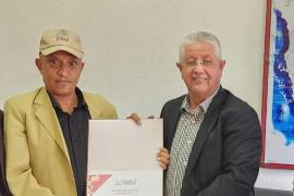 شركة يمن موبايل تُكرم المدرب الوطني باسم عبد الحفيظ العريقي.