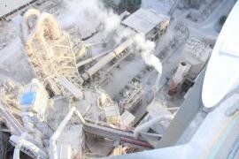 رئيس مجلس إدارة مؤسسة الاسمنت يطلع على العملية الإنتاجية في مصنع عمران