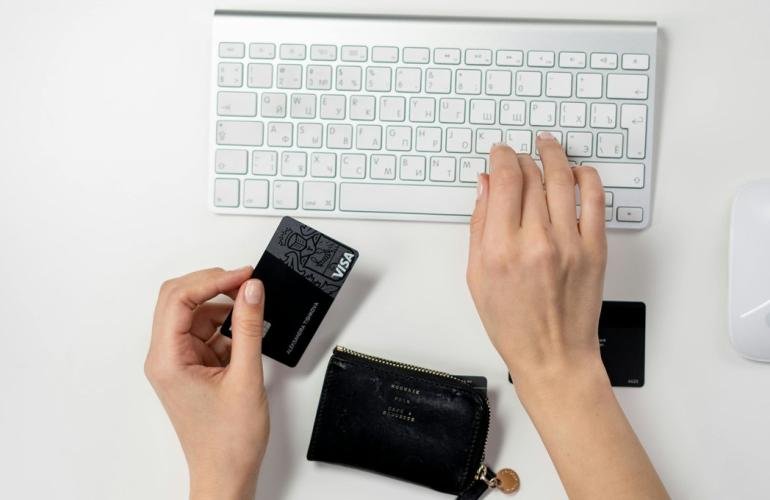 ماذا وراء تخلي بعض البنوك عن فروعها والاتجاه إلى الخدمات عبر الإنترنت؟!