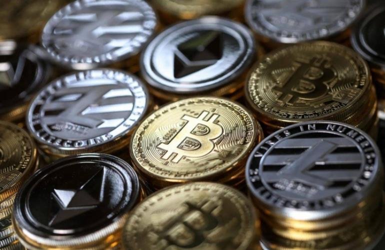 سعر عملة "بتكوين" يتخطى 81 ألف دولار