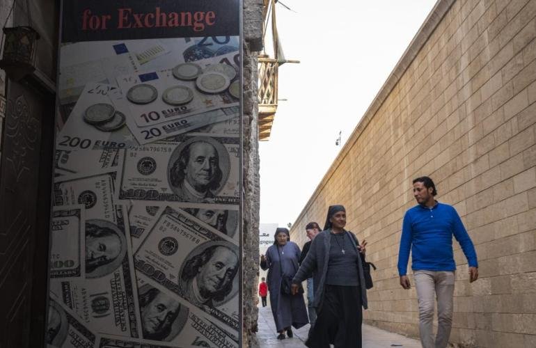 توقعات متشائمة لقطاع الأعمال في مصر يمليها التضخم وارتفاع الدولار وغلاء الطاقة والمياه