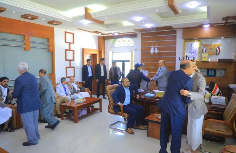 وزير الاقتصاد يلتقي الموظفين في اول أيام الدوام الرسمي ويتبادل معهم التهاني