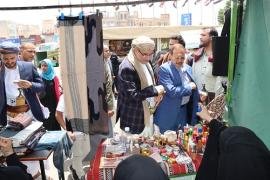 وزير الاقتصاد يزور سوق الخميس للأسر المنتجة