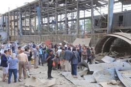 وزير الاقتصاد ورئيس مؤسسة الاسمنت يطلعان على الأضرار في مصانع الاسمنت جراء العدوان الصهيوني