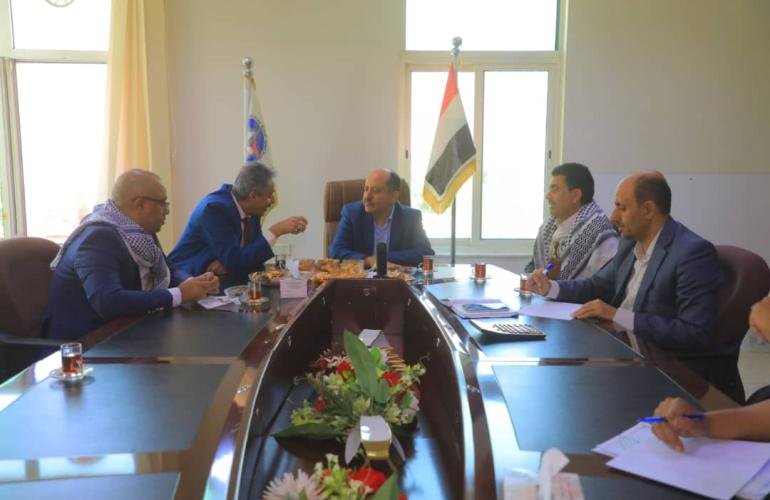 نائب وزير الاقتصاد يطلع على مستوى الانضباط الوظيفي في مؤسسة الاسمنت والشركة اليمنية الكويتية