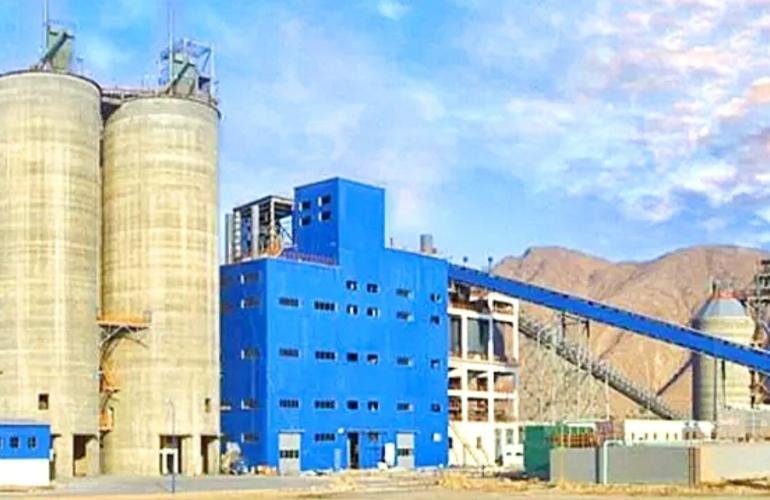 تعرض حافلة موظفي شركة الوحدة للاسمنت بمنطقة الجول لهجوم مسلح وإصابة اثنين منهم
