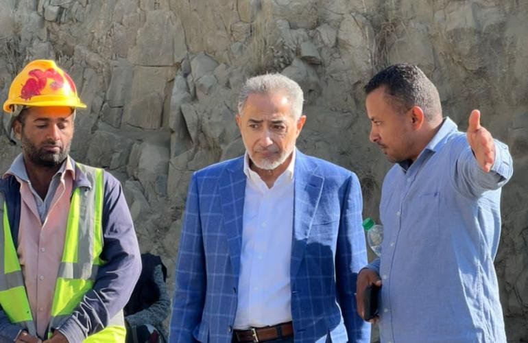 نبيل هائل يتفقد أعمال صيانة طريق الأعروق- حيفان