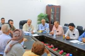 نائب وزير الاقتصاد يطلع على سير العمل في مكتب الحديدة ويزور عددا من المصانع المتعثرة