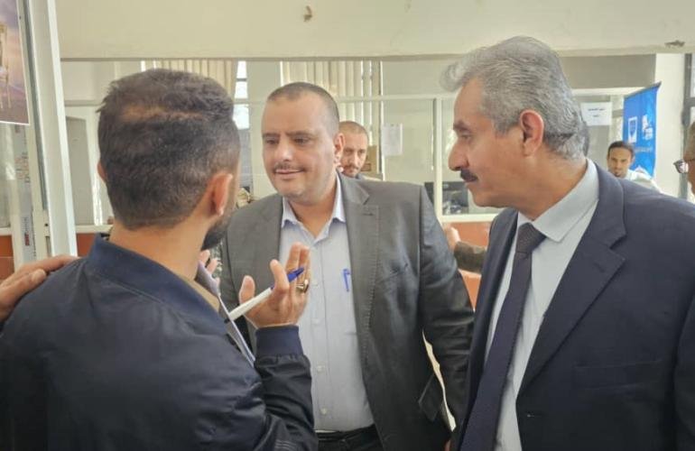 القائم بأعمال وزير الاقتصاد يطلع على سير العمل بإدارة خدمة الجمهور بالوزارة