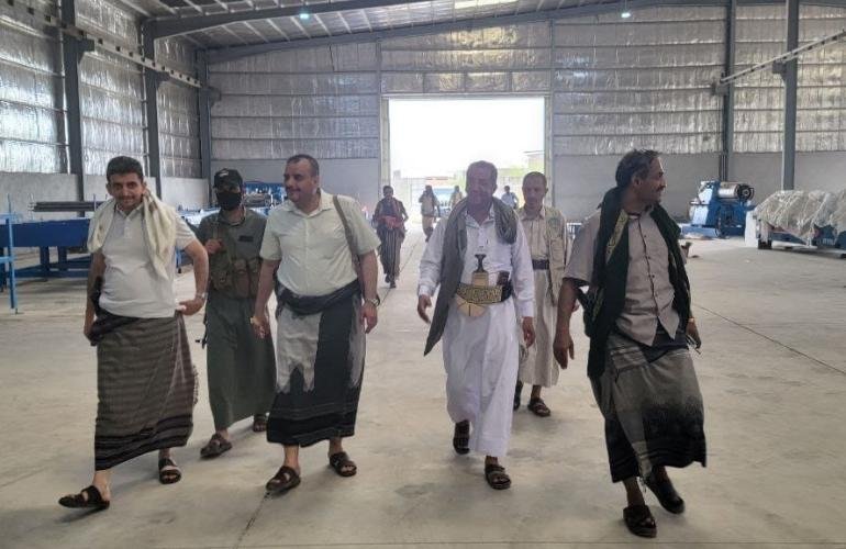القائم بأعمال وزير الاقتصاد يزور عددا من المصانع المتعثرة وأخرى قيد الإنشاء في الحديدة 