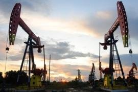 أسعار النفط تتراجع وسط ترقب لمحادثات جديدة بين أمريكا وإيران