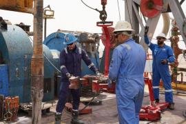 هل يتوقف إنتاج النفط في الخليج مع قرب امتلاء طاقات التخزين وتوقف الشحن؟