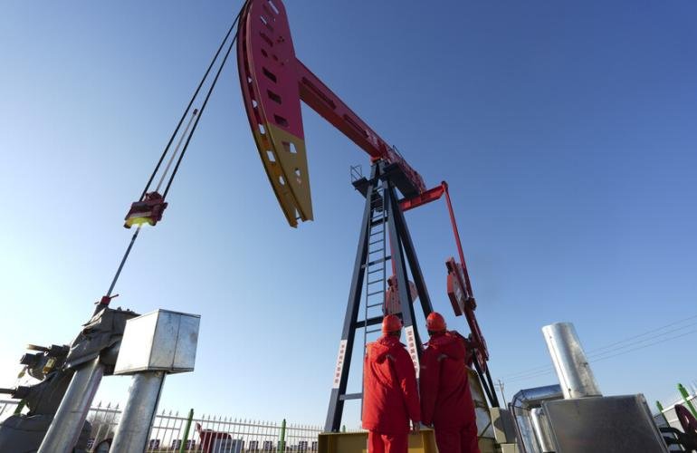 شكوك وتحليلات سلبية في سوق الطاقة بعد اقتراب سعر برميل النفط من 100 دولار