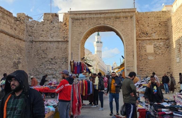 الأسواق الليبية تحت وطأة الدولار والطاقة وتكاليف الشحن.. تحذيرات من ارتفاع سعر الصرف