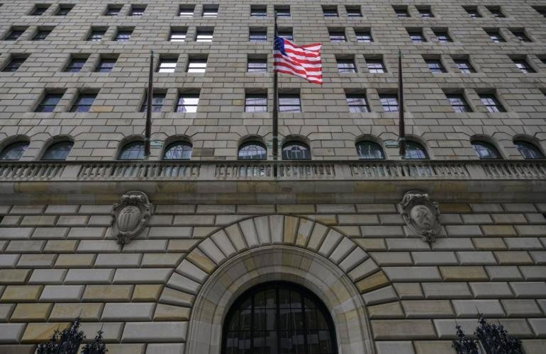 تشديد الأسواق يمنح البنوك المركزية فرصة التريث في مواجهة صدمة الحرب