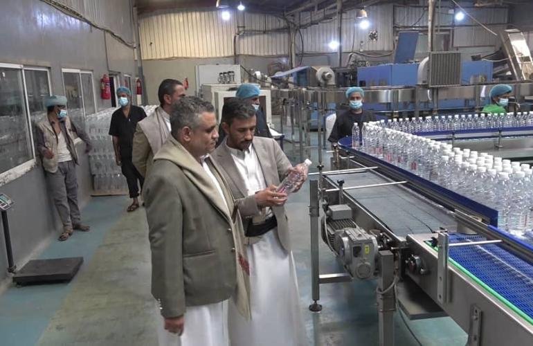 رئيس قطاع المياه والعصائر بغرفة الأمانة يزور مصنع "مياه اليمن" ويشيد بجودة الإنتاج الوطني