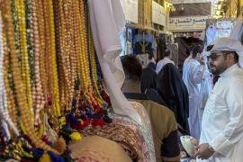 يوميات معيشة سكان الخليج... معاناة من غلاء السلع والخدمات
