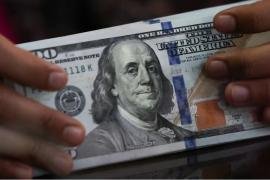 البنوك المركزية تعيد النظر في هيمنة الدولار للمرة الأولى منذ ثمانية عقود
