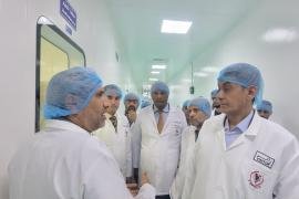 رئيس الهيئة العامة للاستثمار يزور الشركة اليمنية المصرية لصناعة الأدوية ويؤكد الحرص على توطين الصناعات الدوائية