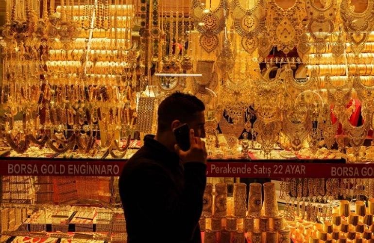 تراجع الدولار وترقب الحاسم لبيانات التضخم الأمريكية يرفع أشعار الذهب