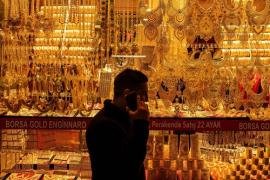 تراجع الدولار وترقب الحاسم لبيانات التضخم الأمريكية يرفع أشعار الذهب