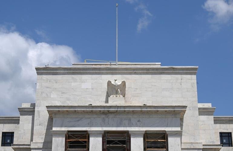 ضغوط متزايدة على الفيدرالي والأوروبي.. هدوء في أسعار الفائدة وسط تباطؤ الوظائف وأزمة فرنسا